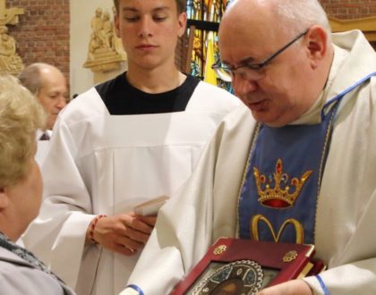 Nabożeństwo majowe i symboliczne wręczenie Pisma św. (Misje 2019) [FOTO]